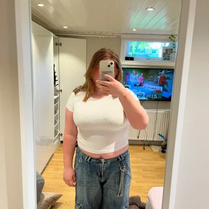 Basic vit t-shirt - En Basic vit magtröja, den e väldigt stretchig.