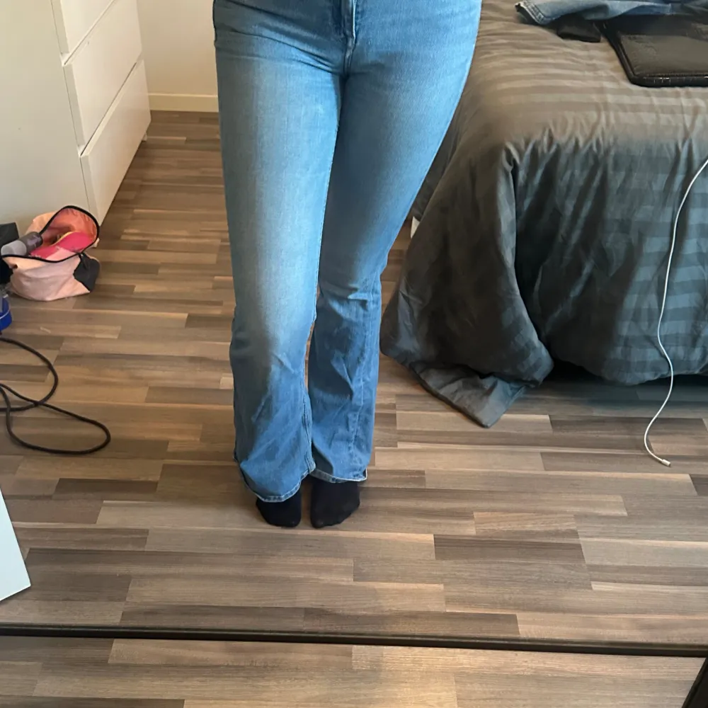 Blå bootcut jeans från Lee. Jeans & Byxor.