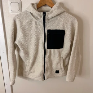 Teddyjacka  - Nypris 300kr säljer för minst 50kr storlek 146-152 lite oversized, köpt från stadium.