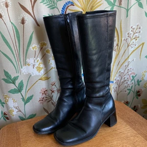 De perfekta bootsen - Otroligt fina stövlar med fyrkantig tå i skinn i storlek 36, letar efter nästa hem att förgylla. Tyvärr är de lite för små för mig, så de har fått stå lite för mycket i garderoben🥲 Fint skick, med några få skador i skinnet (se bild) 