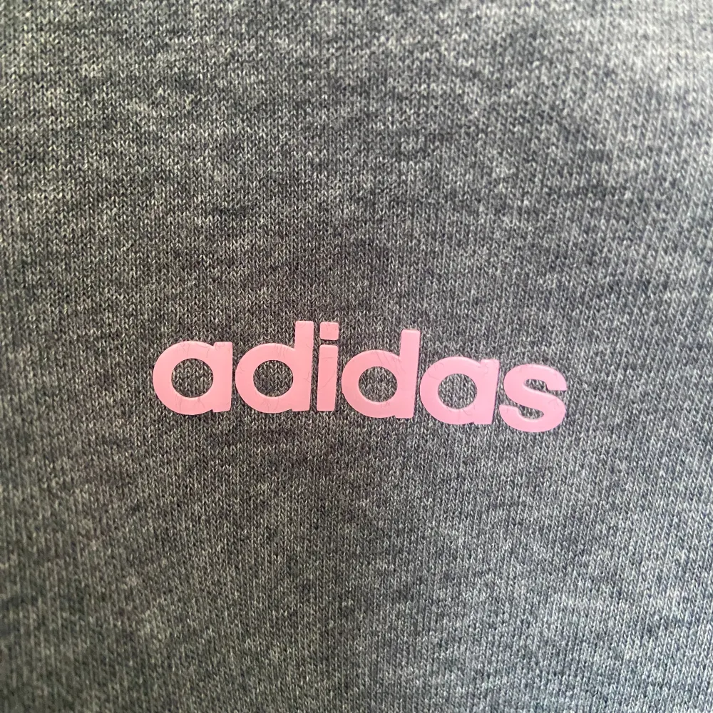 En jätte fin adidas tröja med dragkedja. Tröjan är grå och har rosa streck. Den har använts en enstaka gång. Storlek XS💕. Tröjor & Koftor.