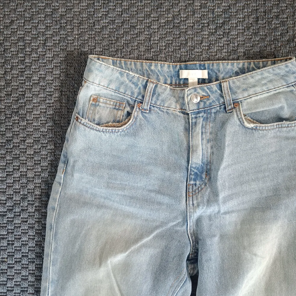 Utsvängda jeans med hög midja, ganska långa i benen så passar dom flesta✨. Jeans & Byxor.
