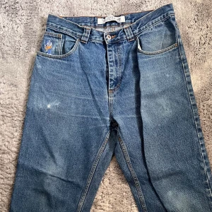 Polar skate byxor  - Säljer dessa då de inte riktigt är min stil längre. Helt okej skick några slitningar fast inga hål. Kom härna i dm vid frågor