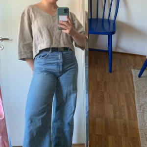 Sommarblus i Linne  - Fantastiskt skön linneblus perfekt till sommaren.  Fint skick och lite dekorativa sömmar som ger blusen det där lilla extra🫶