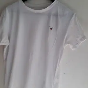 2 st vita Gant T-shirts. Skick som nytt inga fläckar eller hål.