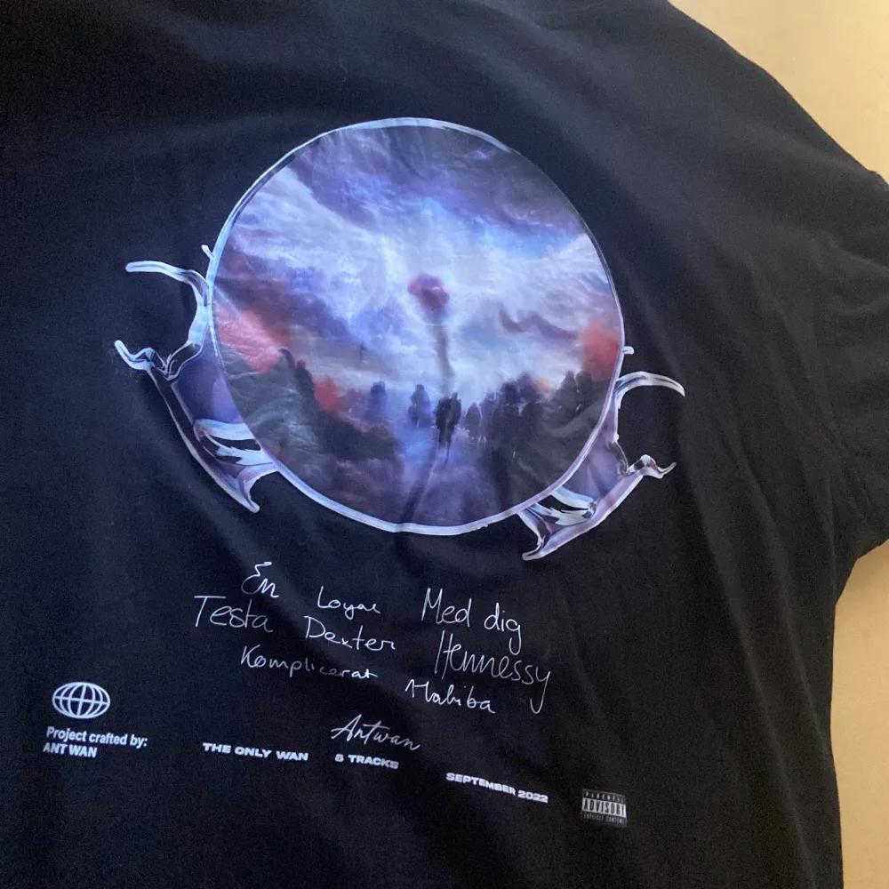 En T-shirt i storlek S av den svenska artisten Ant Wan. Detta är en exklusiv merch från hans album ”The Only Wan” och finns inte mer tillgänglig att beställa. . T-shirts.