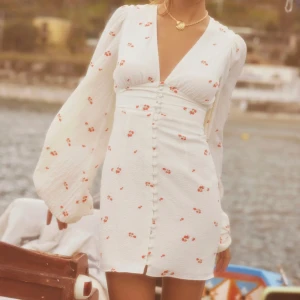 Adoore klänning - Säljer min så såå fina studentklänning nu 🥹🥹💕 så passa på nu till studenten/sommaren!! Storlek 40 (passar mig som är 38). Nypris 1495kr