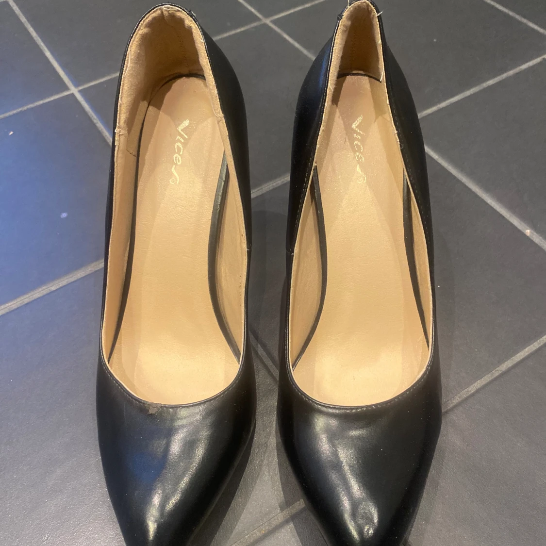 Svarta klackar med röd undersula - 91