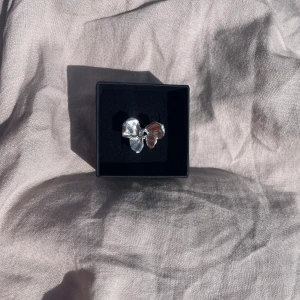 Lovisa ring rostfri  - 45kr/st, i 304 Stainless steel,  finns flera i lager😊 kolla gärna in min instragram där jag främst sköter försäljningen 🤍 fler liknande smycken hittar ni på min sida 🥰
