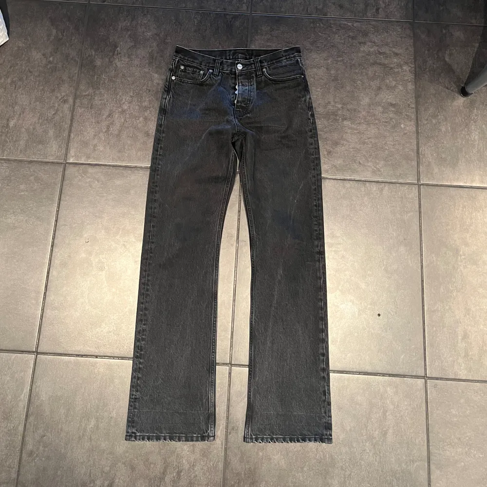Ett par svarta Hope rush jeans i modellen ”Relaxed Bootcut Jeans”. Riktigt fet byxa med grym passform.  Nypris 2300kr Mitt pris: 599kr. Jeans & Byxor.