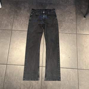 Ett par svarta Hope rush jeans i modellen ”Relaxed Bootcut Jeans”. Riktigt fet byxa med grym passform.  Nypris 2300kr Mitt pris: 599kr