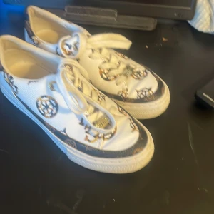 Guess skor  - Inga stora fel smutsig sula , storlek 36 men passar 37