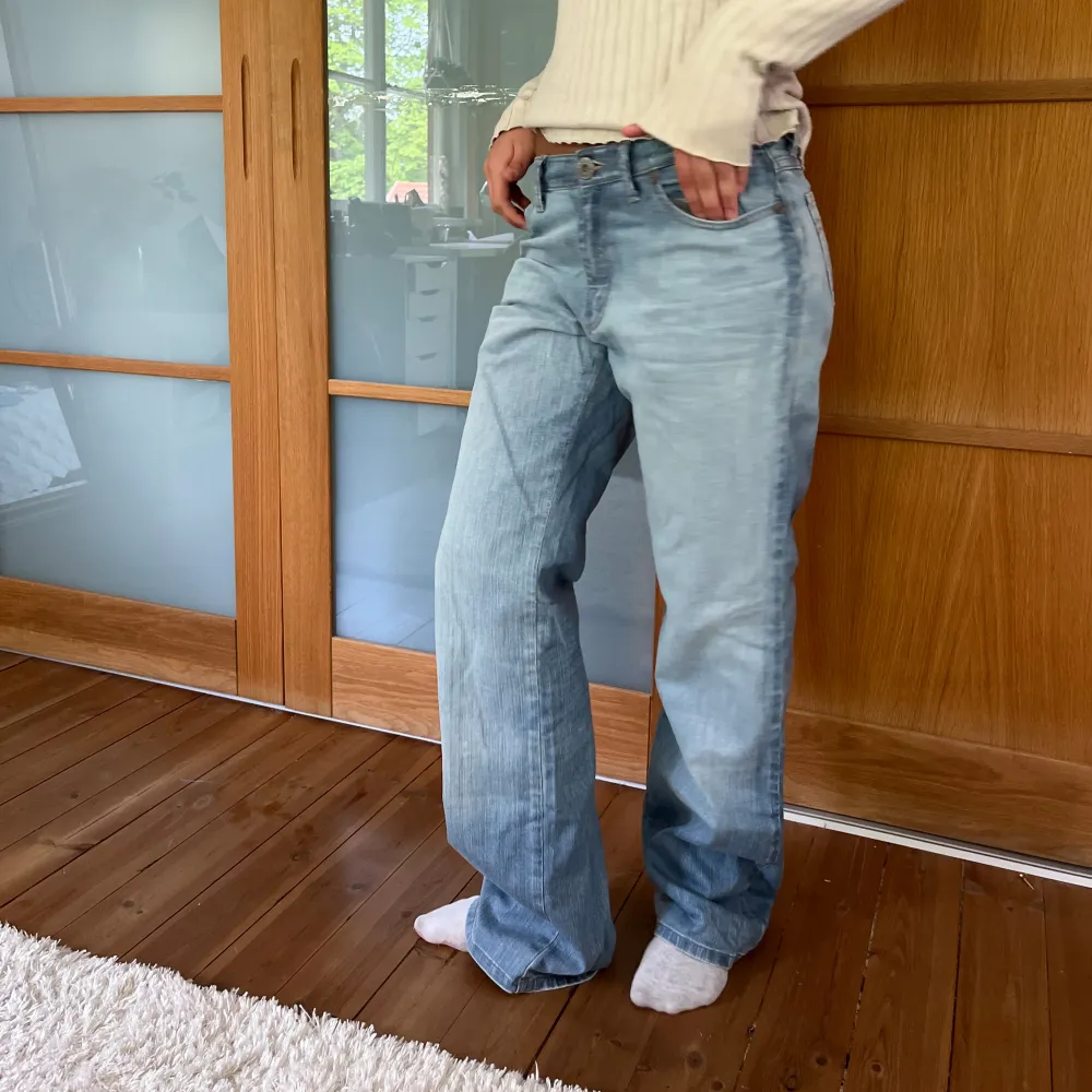 Extremt snygga lågmidjade jeans, sitter så coolt baggy på mig som brukar bära S/36 i jeans eller. 27🥰. Jeans & Byxor.