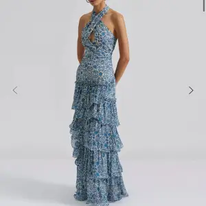 Finns det någon som säljer denna klänning i small el xsmall. Har panik och måste ha en klänning till bal i helgen.  Hör av dig om du har en sånhär klänning el likande 😍❤️ all hjälp är välkommen 🥹😂🤣