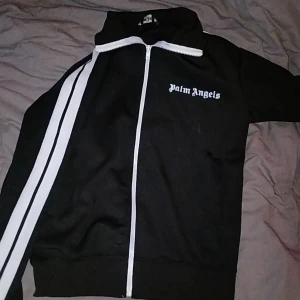 Palm angels topp - säljer denna feta palm Angels tracktoppen. 9/10 skick inget slitage endast några tvättningar. Passar t alla klädstilar å alla väder då den e polyester som ventileras riktigt bra, perfekt till sommaren då den här kommer passa perfekt.