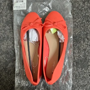 Ballerinaskor - Corallfärgade ballerina skor. Köpta på Plick men endast testade då de var för små. Slutsålda och köpta från Nelly från början!