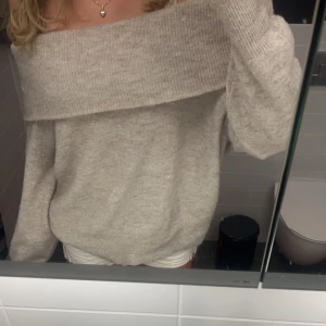 Superfin Ofshoulder stickadtröja💕 - Säljer då den inte kommer till användning🥰
