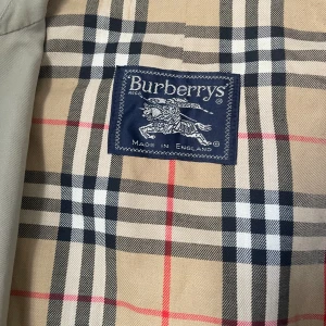  kappa burberry - Den har en trasig knapp i botten (se bilder) och bältet saknas, annars är allt i mycket bra skick.