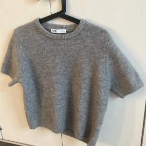 Stickad tröja från Zara 💗 Den är i storlek L men borde passa en M/S 
