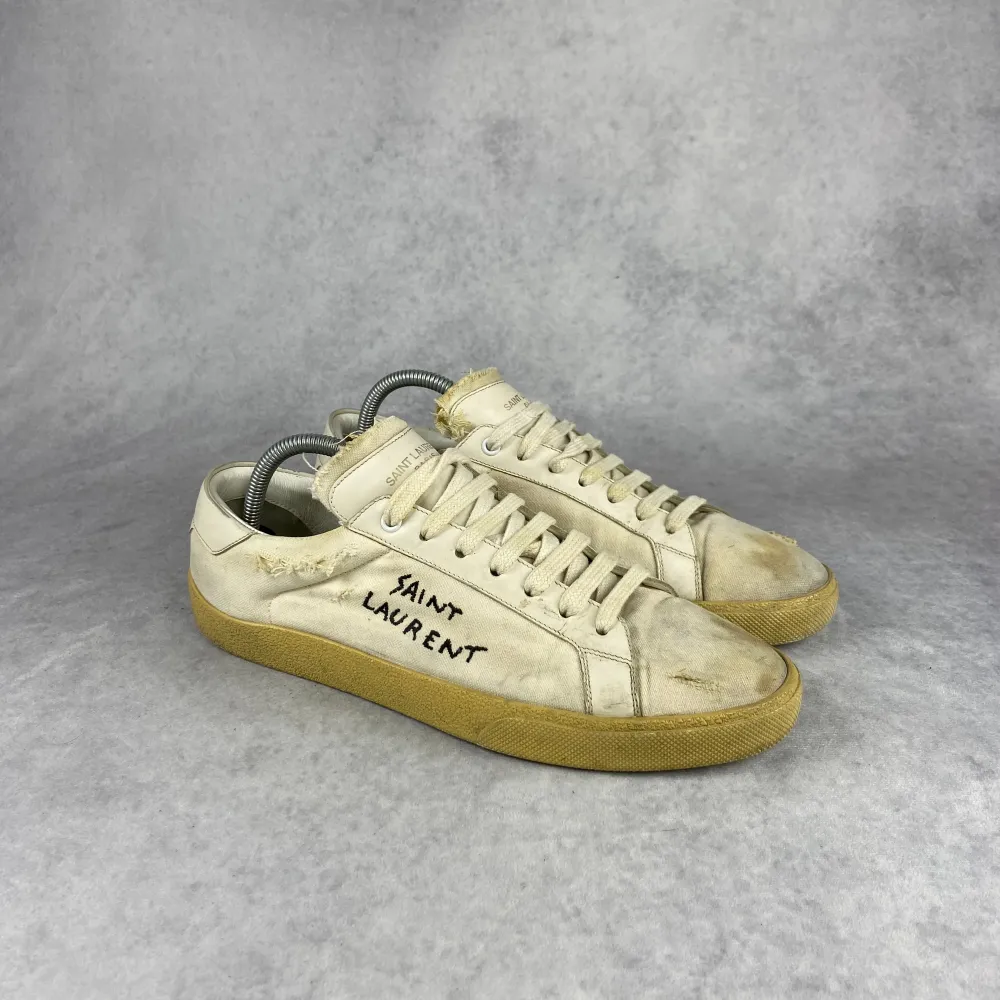 Saint Laurent court classic sneaker | Skick: 6/10, smuts förekommer | Storlek: 43,5 | Nypris: 6500+ | Pris: 2000 | Fraktar via postnord på köparens bekostnad | Hör av dig vid minsta fråga eller fundering📩  . Skor.