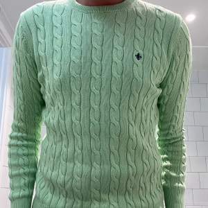 Sjukt fräsch mintgrön Morris tröja som är ett utmärkt val nu inför sommaren! 9/10 i skick. Hojta vid funderingar!