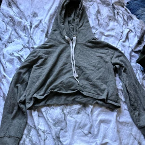 Hoodie croptop - bra sick, har ett litet hål vid luvan men går att sy ihop.(kan sy ihop det innan shipping om det ska vara så). anväd en del. men ser ny ut om man inte räknar med det lilla hålet.
