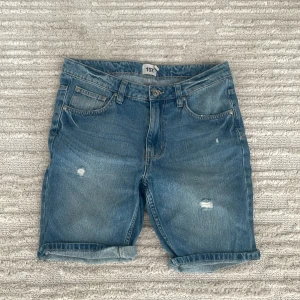 Lager 157 jeans shorts  - Bra skick, aldrig använda. Lager 157 storlek s