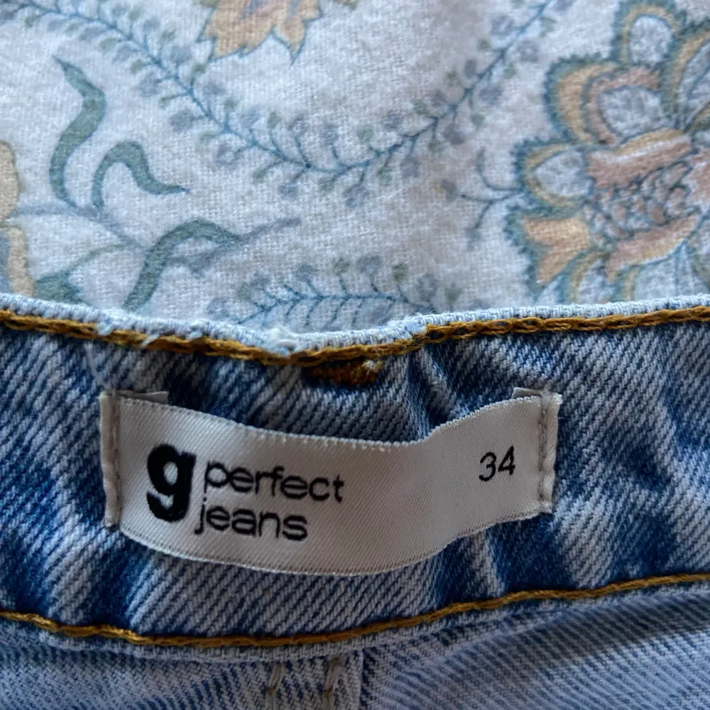 Midrise jeansshorts från Gina Tricot som köptes för ca 2 år sedan och har inte använts särskilt mycket. Kontakta vid frågor🫶. Shorts.