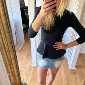 Peplumtopp - Sååå fin peplumtopp som sitter så fint på kroppen🩵