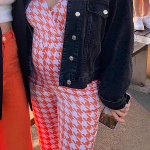 Orange/vit byxdress - Fin byxdress som är använd några gånger men fortfarande i väldigt gott skick! Köptes second hand men märket är Ivy Revel✨️ Strlk 34 men passar också för 36