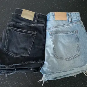 Mid rise jeansshorts i mörkgrå/svart och ljusblå. Säljs då de är för små. Skulle säga att de är lite små i storleken. Sitter jättefint annars. Sparsamt använda förra sommaren.