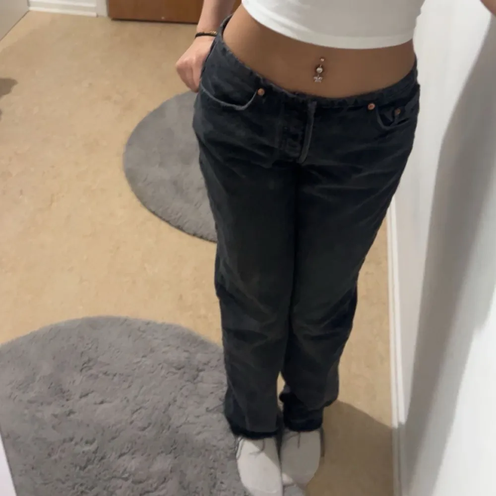 Säljer mina levi’s jeans då jag bara använt dom några gånger, passar för storlek xs/s. Straight fit, low waisted. Jag är 157. Pris kan diskutera genom snabbköp.. Jeans & Byxor.