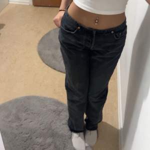 Säljer mina levi’s jeans då jag bara använt dom några gånger, passar för storlek xs/s. Straight fit, low waisted. Jag är 157. Pris kan diskutera genom snabbköp.