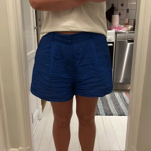 Linnéshorts H&M - Linnéshorts från H&M. Säljer åt mamma som använt dessa 2-3 gånger men de är alldeles för stora för henne. Nypris 300kr