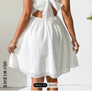 Oanvänd klänning s/xs  - Jag köpte denna klänningen för skolavslutningen föra året men den användes aldrig pågrund av att den är lite stor och för att jag köpte en annan men den är verkligen men den kommer aldrig till användning priset kan diskuteras original pris 200kr 