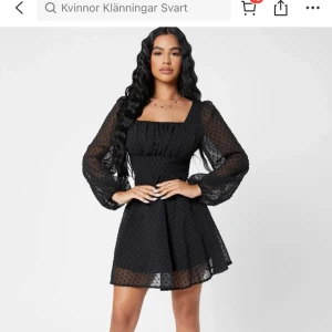 Sommarklänning - Svart söt klänning och har en dragkedja på baksidan💗 Säljer då jag typ aldrig har använt den😊nypris är 229kr och är från shein så säljer då för 80kr då den är som ny!!💗