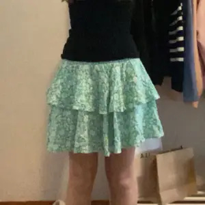 Super fin  volangkjol med blommor på💓 Verkligen så fin nu till sommaren och är jätte skönt tyg! Säljer då den ej används för jag har för många kjolar! 