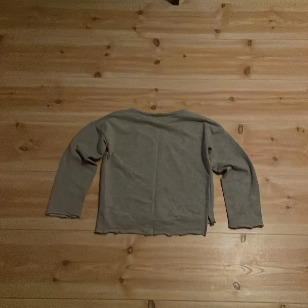 En grå new york tröja. Den är i storlek 134/140 (barn). Tröjor & Koftor.