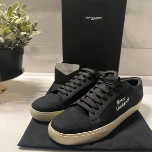 Saint Laurent skor  - Saint Laurent skor storlek 43, I väldigt bra skick. Dust bag, Box och YvesSaintLaurent kort ingår.