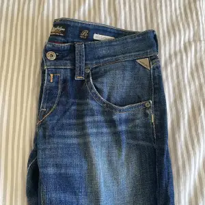 Snygga Replay jeans i storlek 30 34. Bra skick. Hör gärna av er vid frågor!