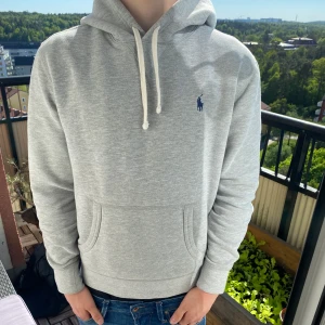 Polo Ralph lauren hoodie - Säljer nu denna snygga ralph lauren hoodie Storleken är s och modellen är 177 cm och väger 66 kg Skick 10/10 Prins kan diskuteras 