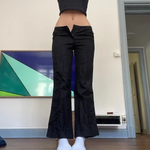 Lågmidjade jeans  - Skitsnygga jeans/kostymbyxor men de va alldeles för små på mig 💔midjemått 38cm, innerbenslängd 73cm