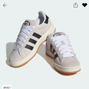 Adidas campus 00s - Intresse koll på mina helt nya adidas campus, endast använda få tal gånger! Färgen är crystal white/ core black/ off white. Skit snygga passar till allt men inte riktigt min stil.  Köpta från pardonmykicks.se