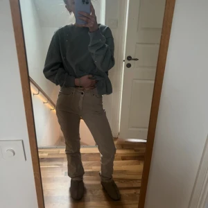 Byxor - De är lite höga i midjan och lite använda men är fortfarande i bra skick