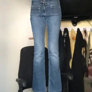 Lågmidjade Bootcut jeans med unika fickor. Assnygga och passar perfekt i längden på mig som är 166 men kan säkert passa någon från 164-170!!💕 Kan även tänka mig att byta!