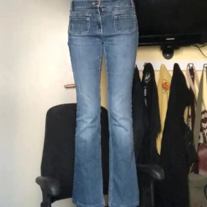 Lågmidjade jeans - Lågmidjade Bootcut jeans med unika fickor. Assnygga och passar perfekt i längden på mig som är 166 men kan säkert passa någon från 164-170!!💕 Kan även tänka mig att byta!