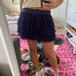 Volangkjol - Så fin storlek M💙 den är mörkblå/lila