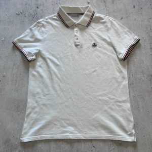 Moncler pike - Säljer nu denna feta moncler piken för att den har ingen användning till mig just nu och bara ligger där. Den har inga hål men några små defekter, 1 märke på kragen, minimala gula märken på ärmarna, 1 mörk prick på ärmen