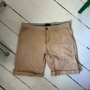 Riktigt snygga Chino shorts från samsøe samsøe. Perfekta till sommaren! Inga defekter, skriv om ni har frågor.
