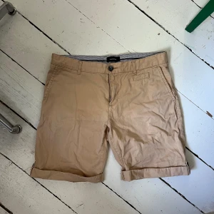 Chino shorts samsøe samsøe  - Riktigt snygga Chino shorts från samsøe samsøe. Perfekta till sommaren! Inga defekter, skriv om ni har frågor.